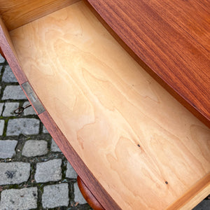 Halbrunde Kommode Teak mit Muschelgriffen aus Dänemark