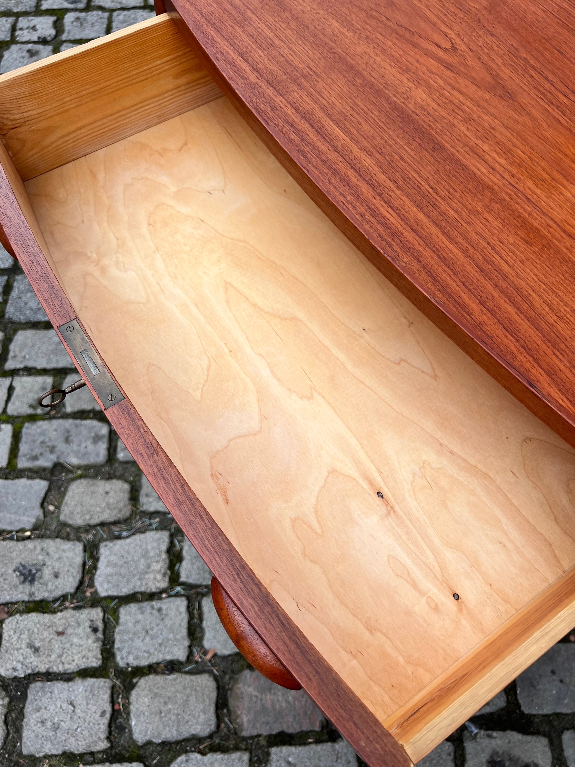 Halbrunde Kommode Teak mit Muschelgriffen aus Dänemark