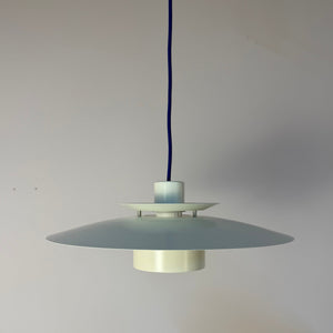 Lammellenlampe weiß mit blauem Akzent aus Dänemark