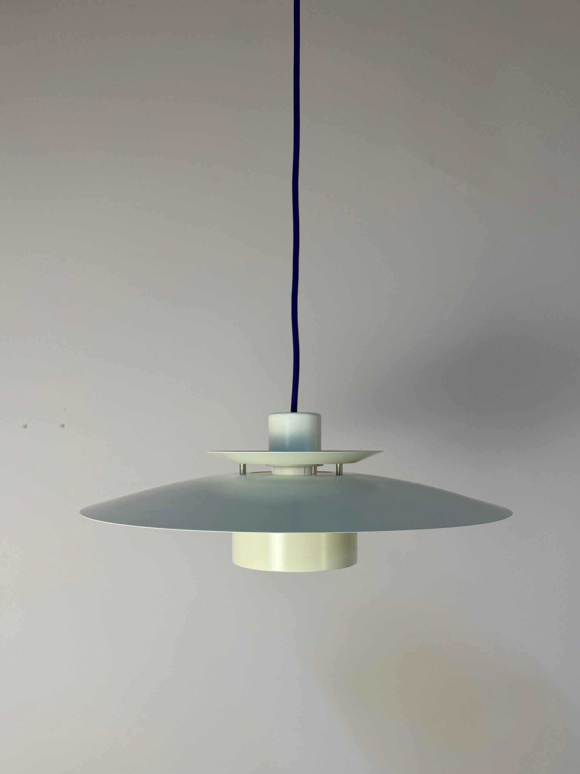 Lammellenlampe weiß mit blauem Akzent aus Dänemark