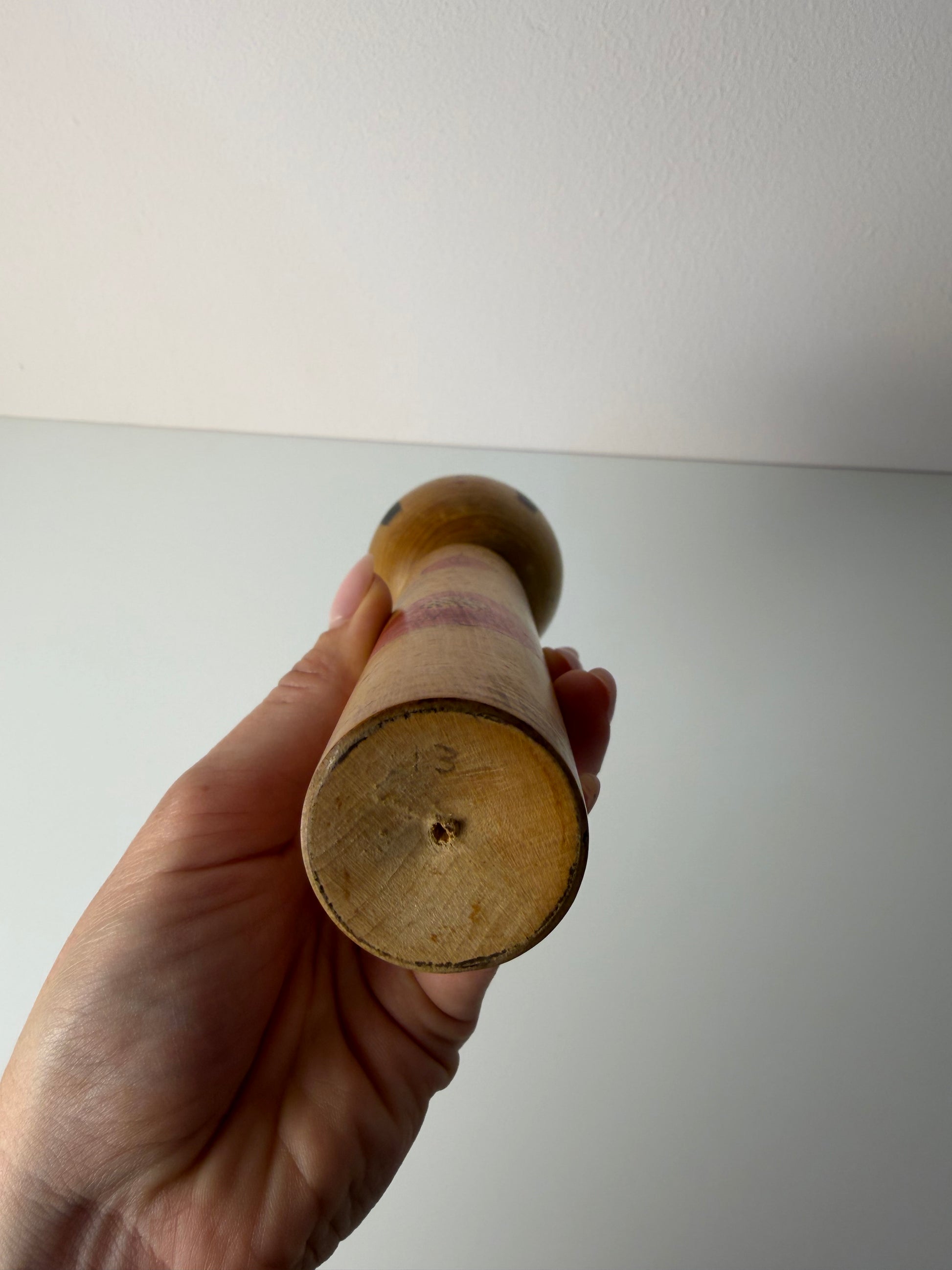 Japanische Kokeshi Holzfigur handbemalt