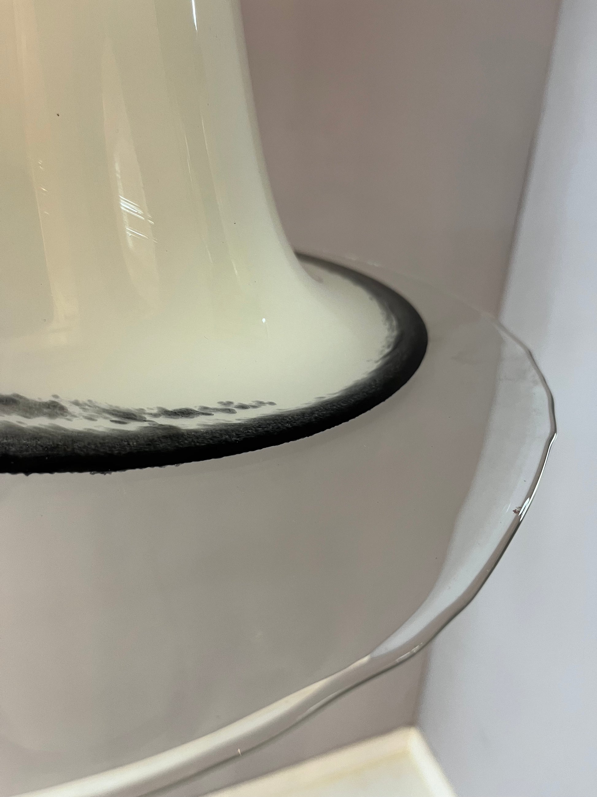 Trompetenlampe schwarz weiß Glas von Peill & Putzler