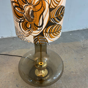 Stehlampe mit Rauchglasfuß und floralem Schirm