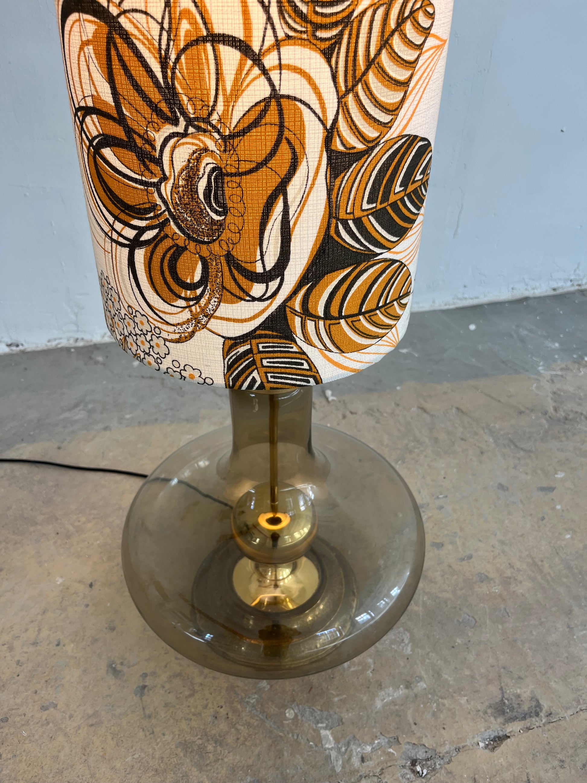 Stehlampe mit Rauchglasfuß und floralem Schirm