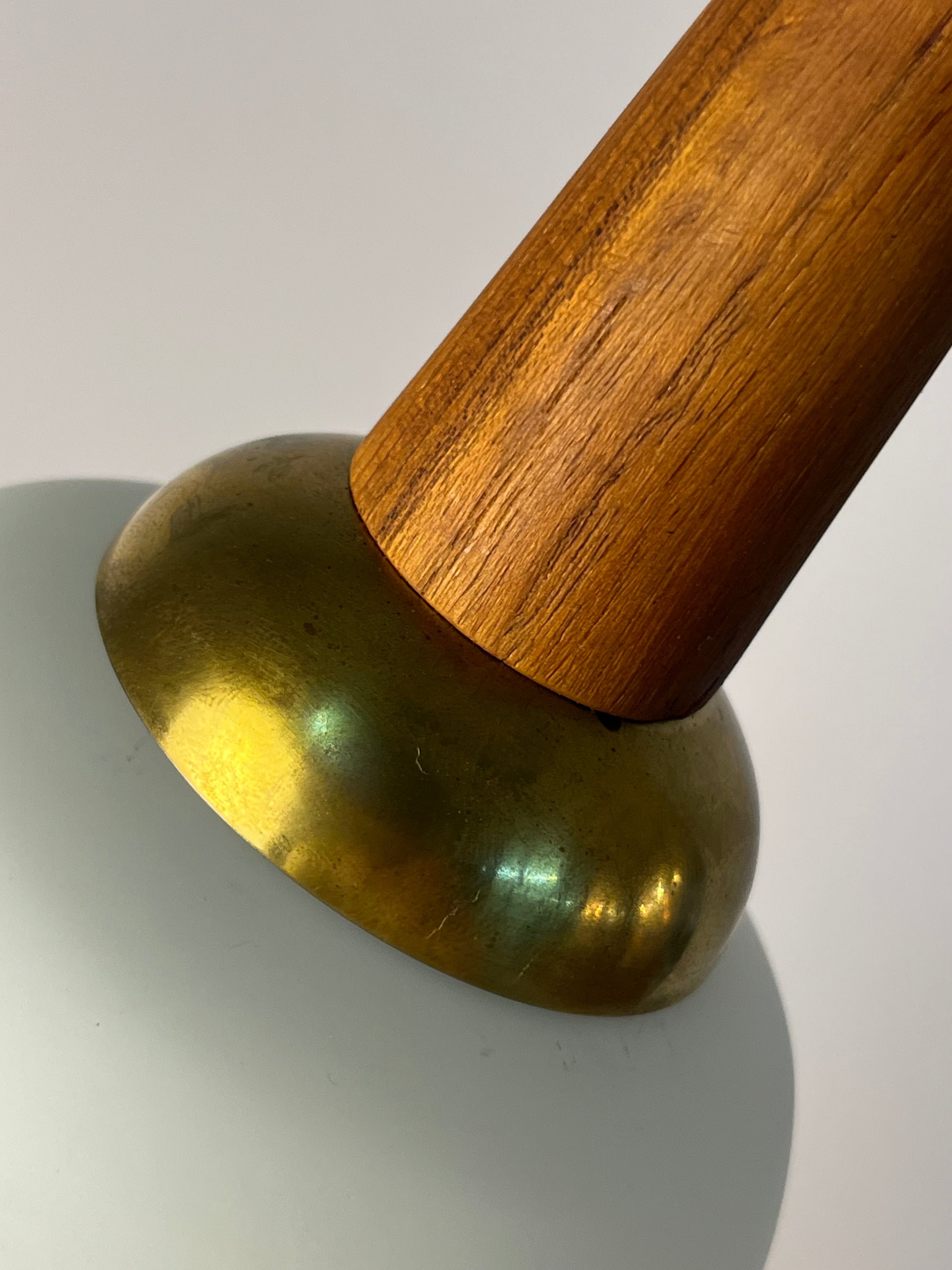 Hängelampe Opalglas mit Teak & Messing Kabelführung aus Dänemark
