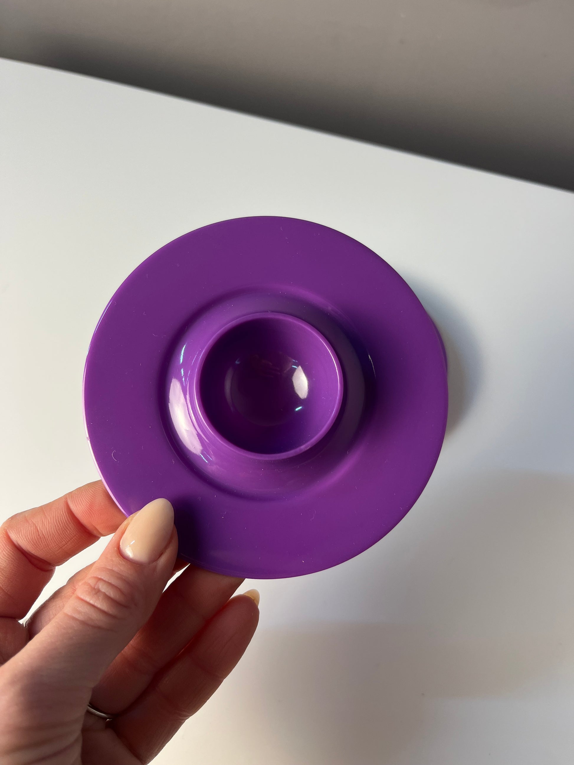 Set: 2x Eierbecher lila stapelbar