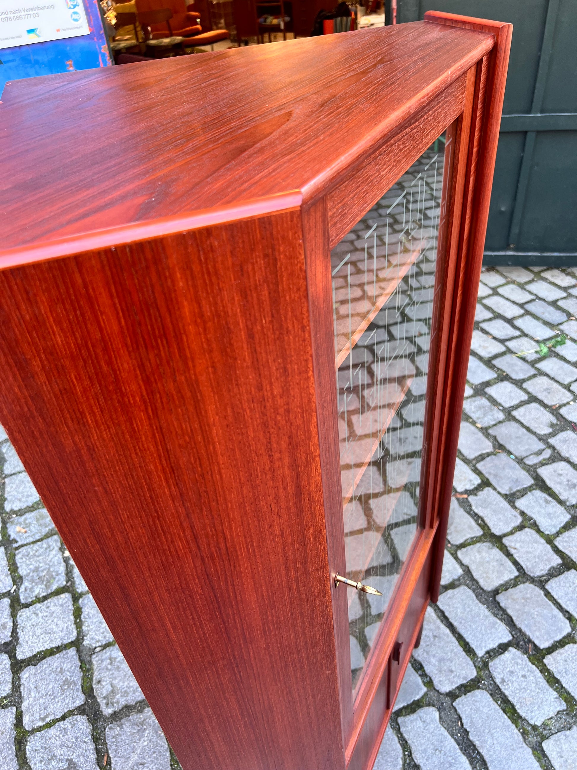 Eckschrank Teak mit Glastür und Schloss