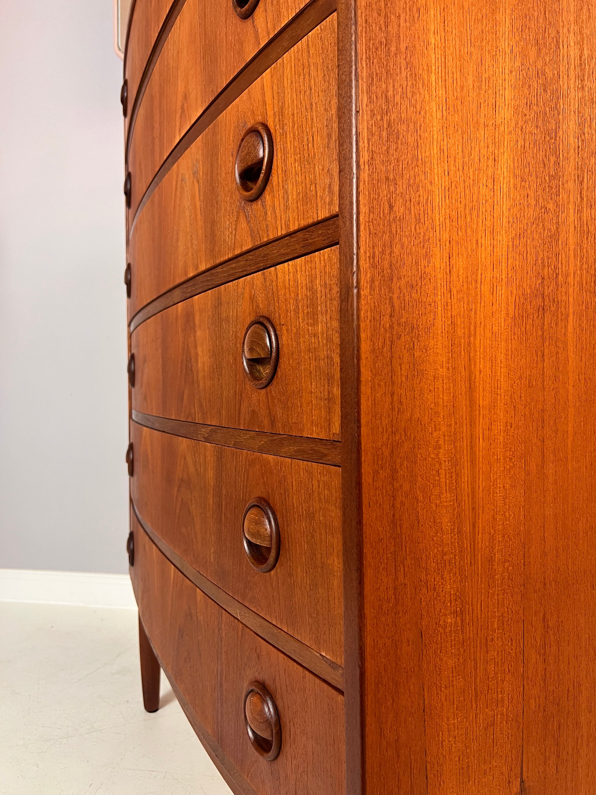 Kommode mit gerundeter Front Teak aus Dänemark