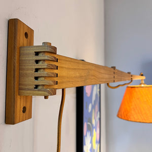 Wandlampe mit Gelenkarm Teak und braun orangenem Schirm