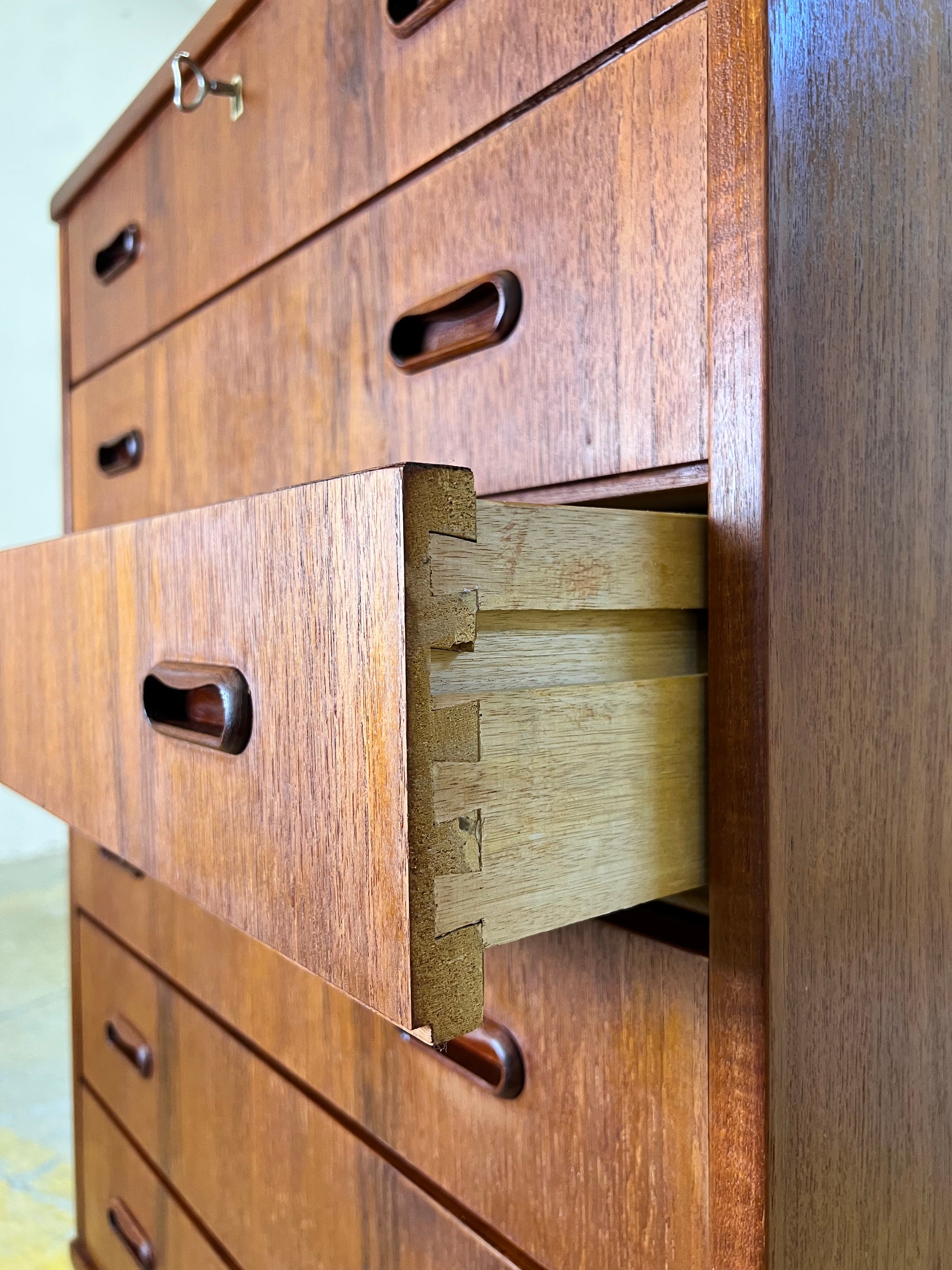 Kommode Teak mit Schloss aus Dänemark