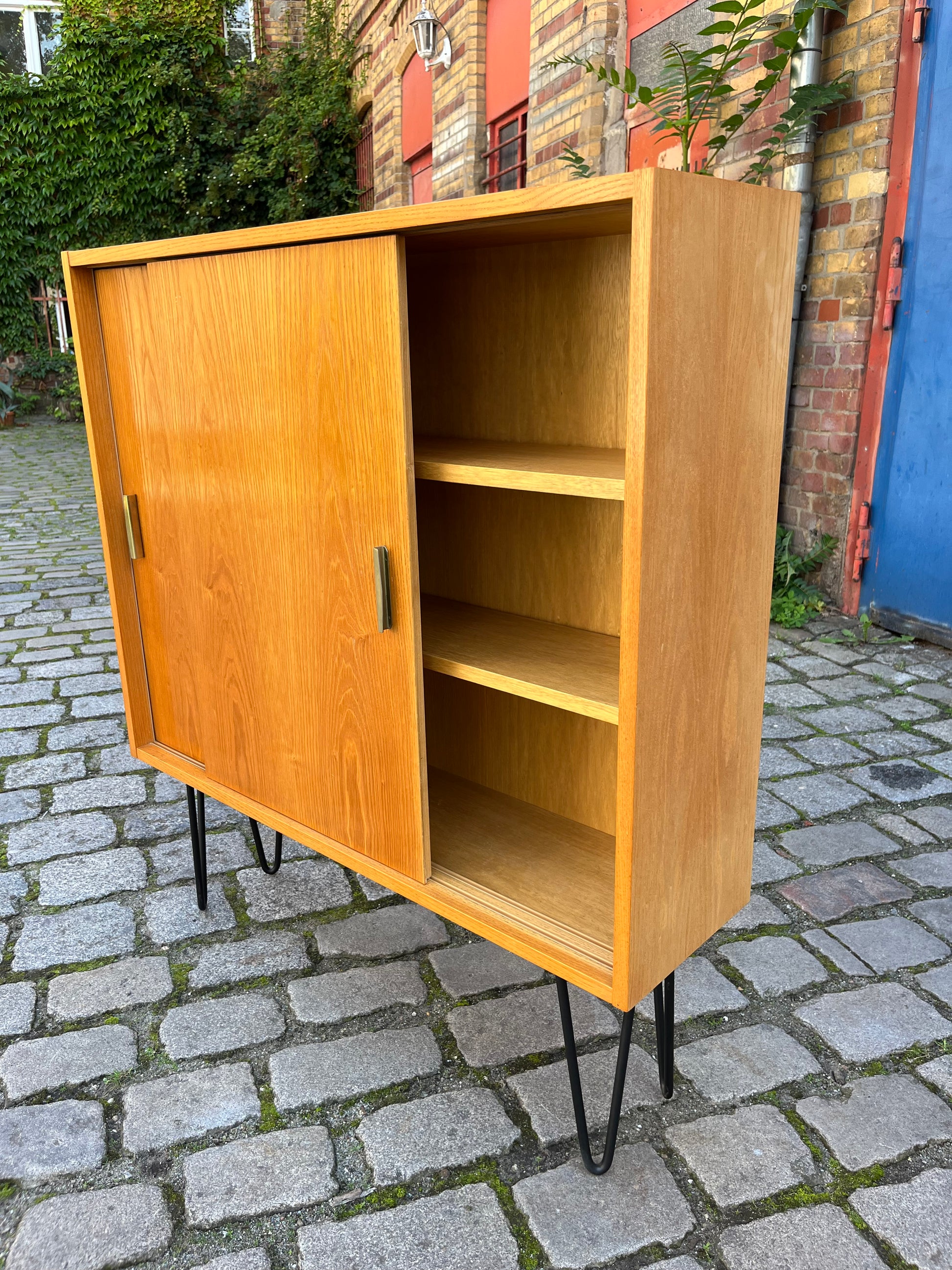 Schrank Typ 605/2 Esche auf Hairpinlegs von Hellerau