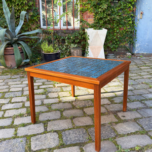 Quadratischer Beistelltisch Teak mit blauen Fliesen aus Dänemark