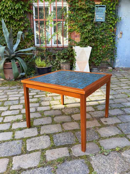 Quadratischer Beistelltisch Teak mit blauen Fliesen aus Dänemark