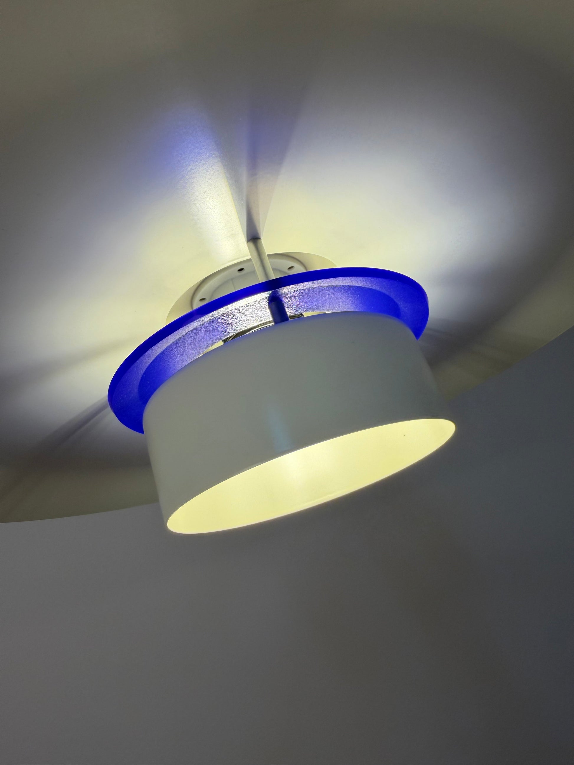 Lammellenlampe weiß mit blauem Akzent aus Dänemark