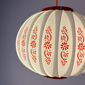 Hängelampe mit roten Blumendetails von Lars Schiøler