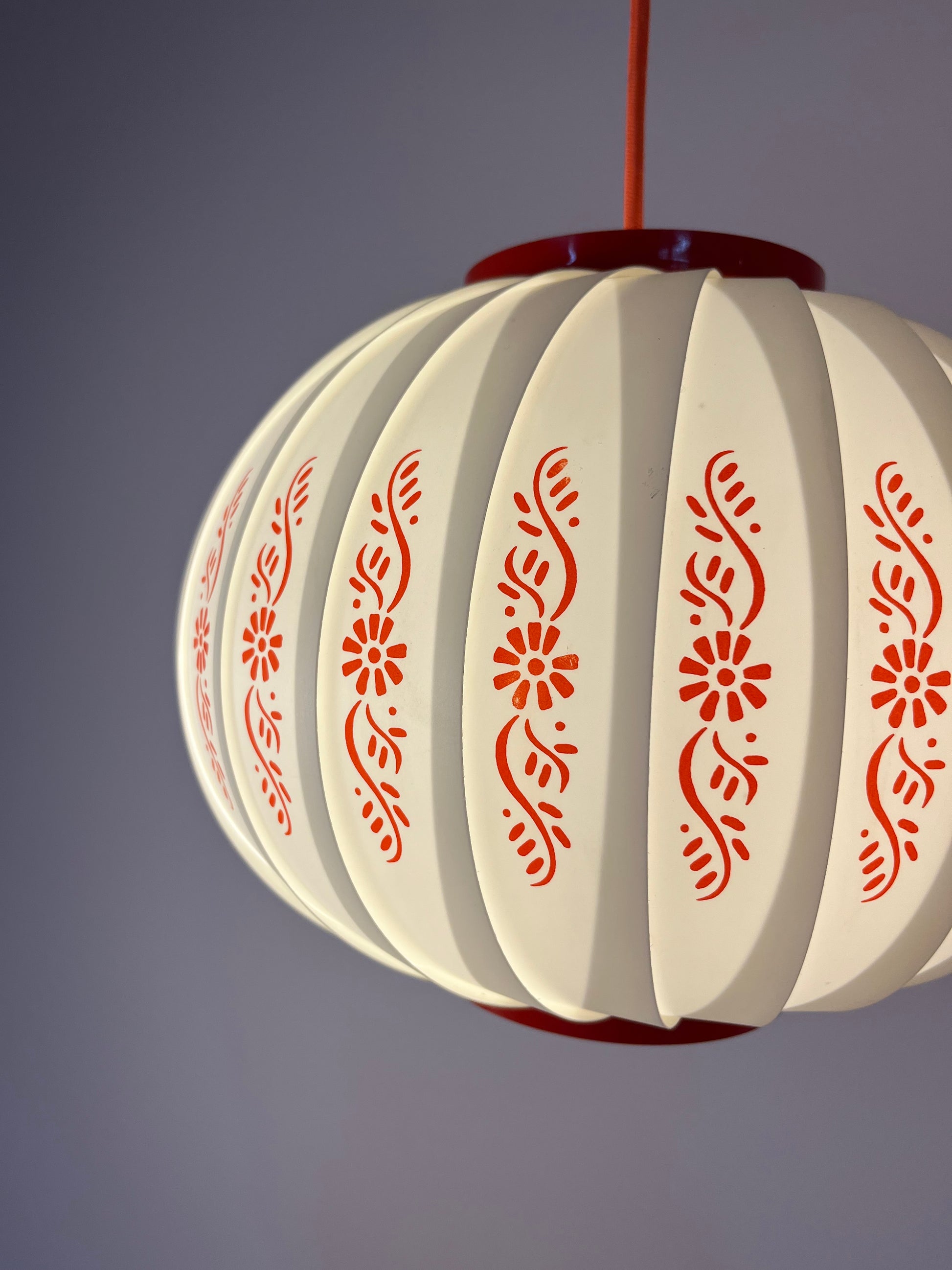 Hängelampe mit roten Blumendetails von Lars Schiøler