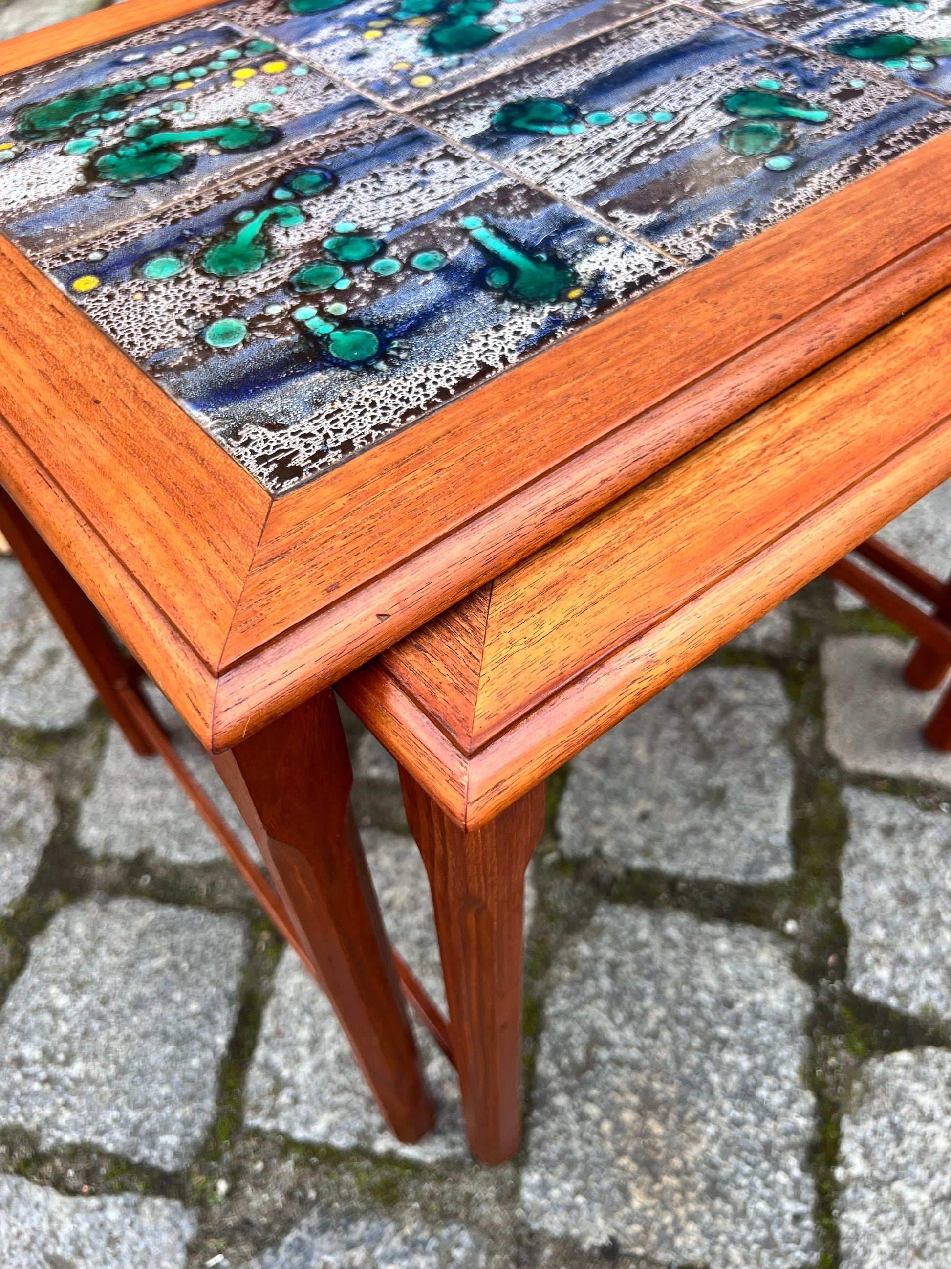 Satztische grau grün Fliesen Teak aus Dänemark