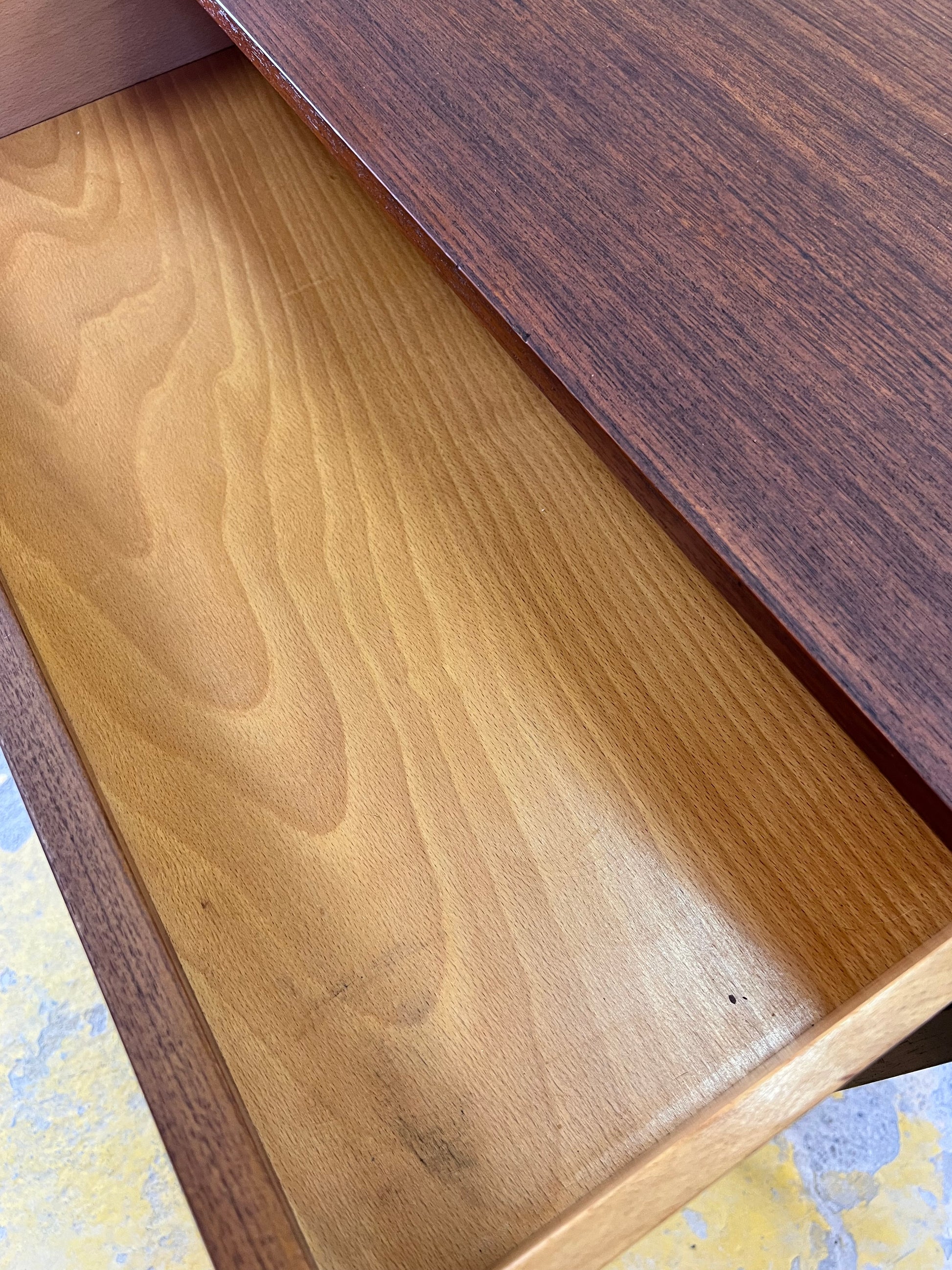 Kommode Nachtschrank Teak auf Hairpinlegs aus Dänemark