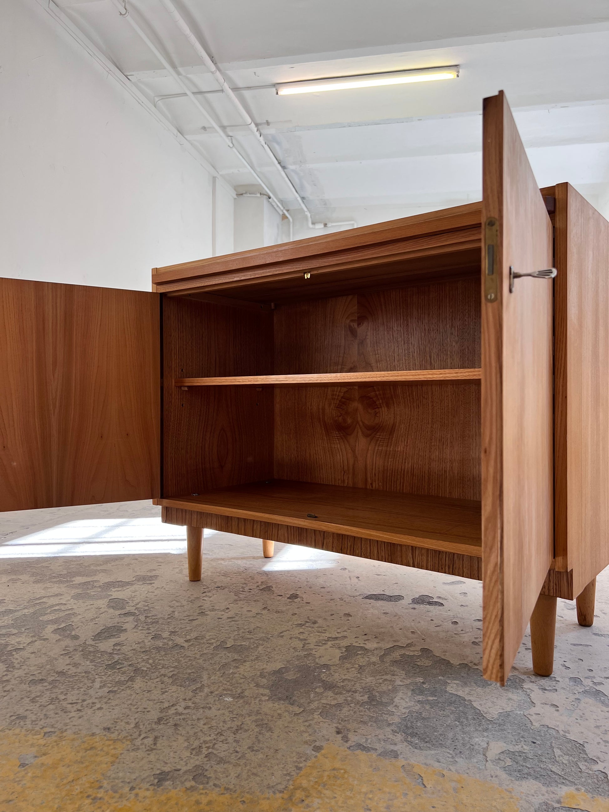 Schrank mit Auszug von Hellerau