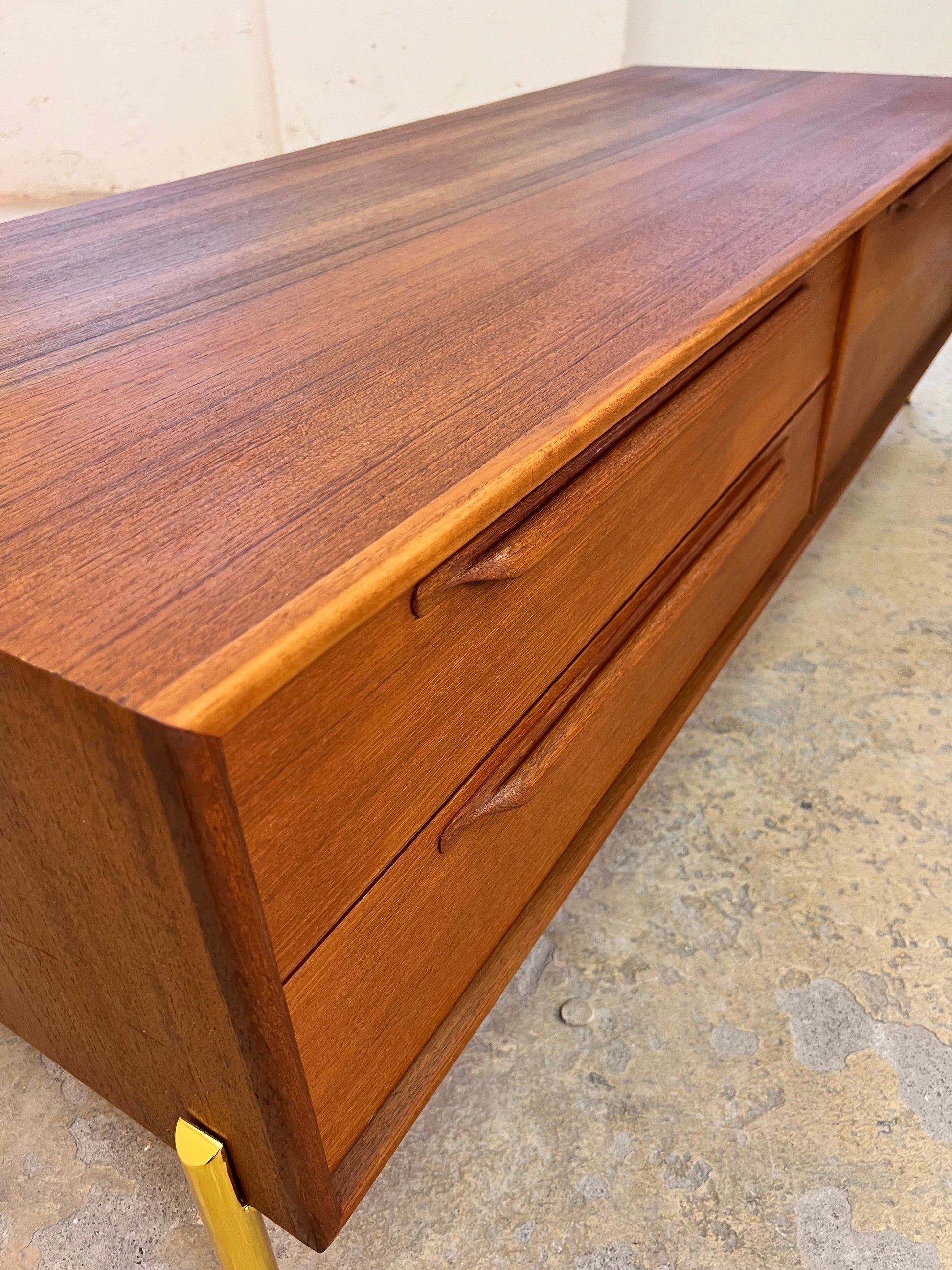 Lowboard Teak mit neuen Metallbeinen von rt Möbel