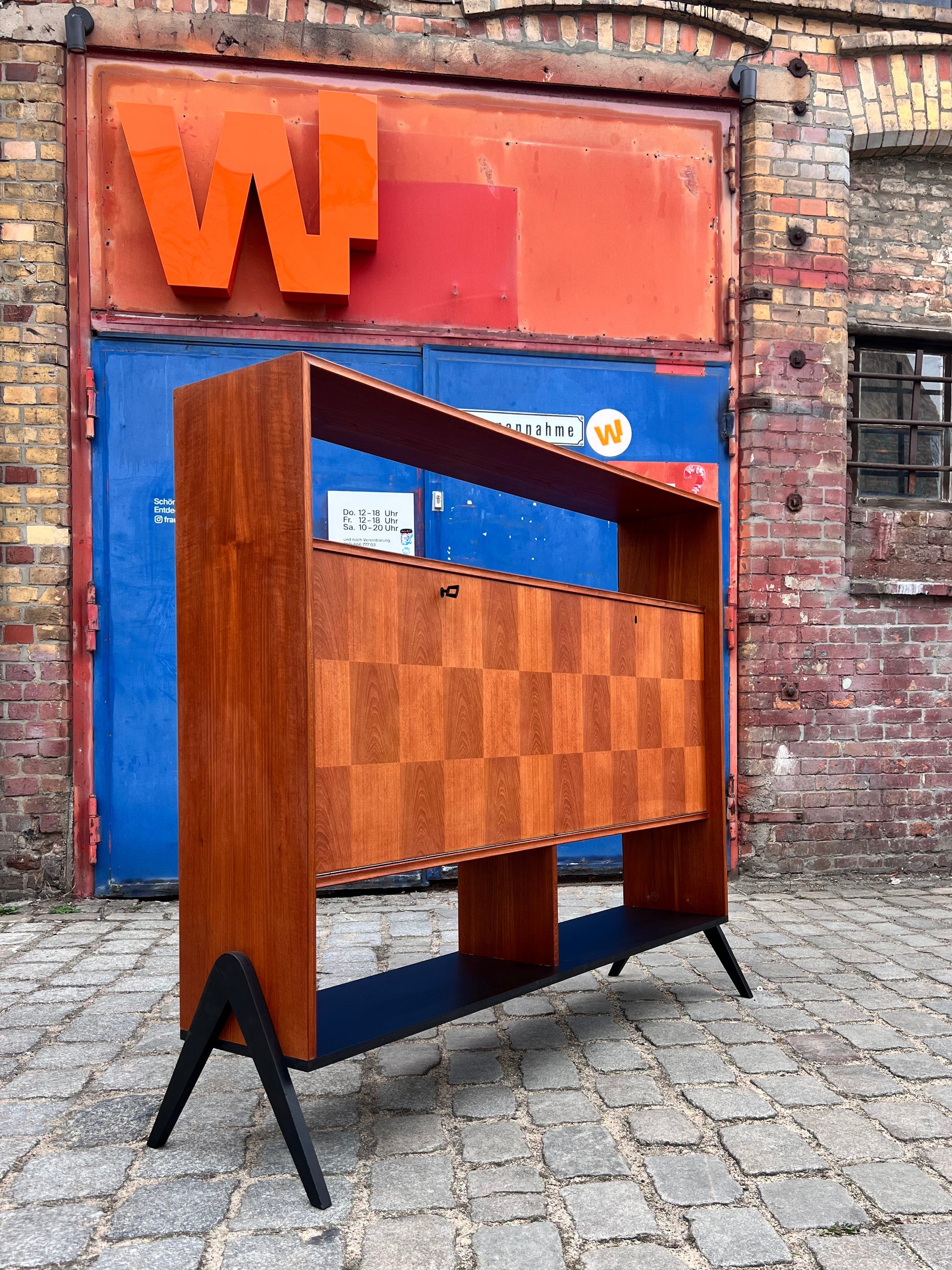 Regal Teak mit Minibar auf neuen Holzfüßen aus Dänemark