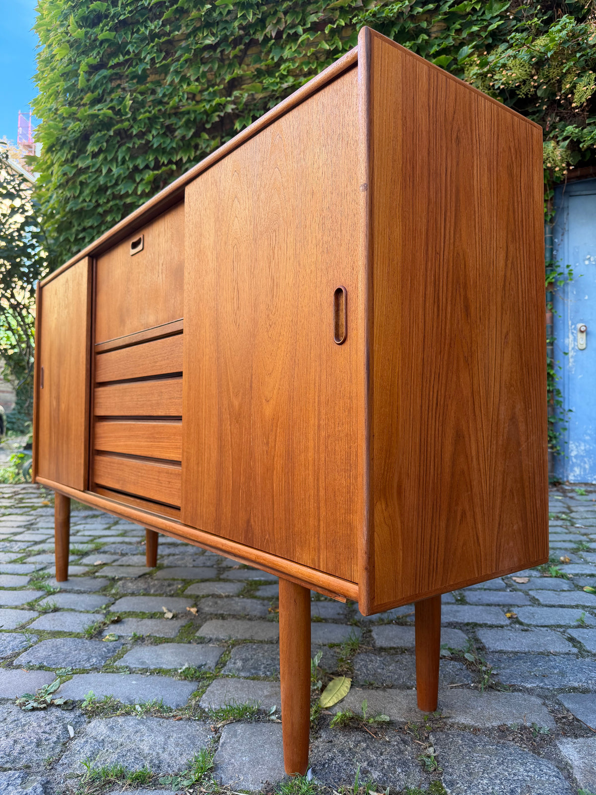Highboard Teak mit Klappfach & Schiebetüren auf Dänemark