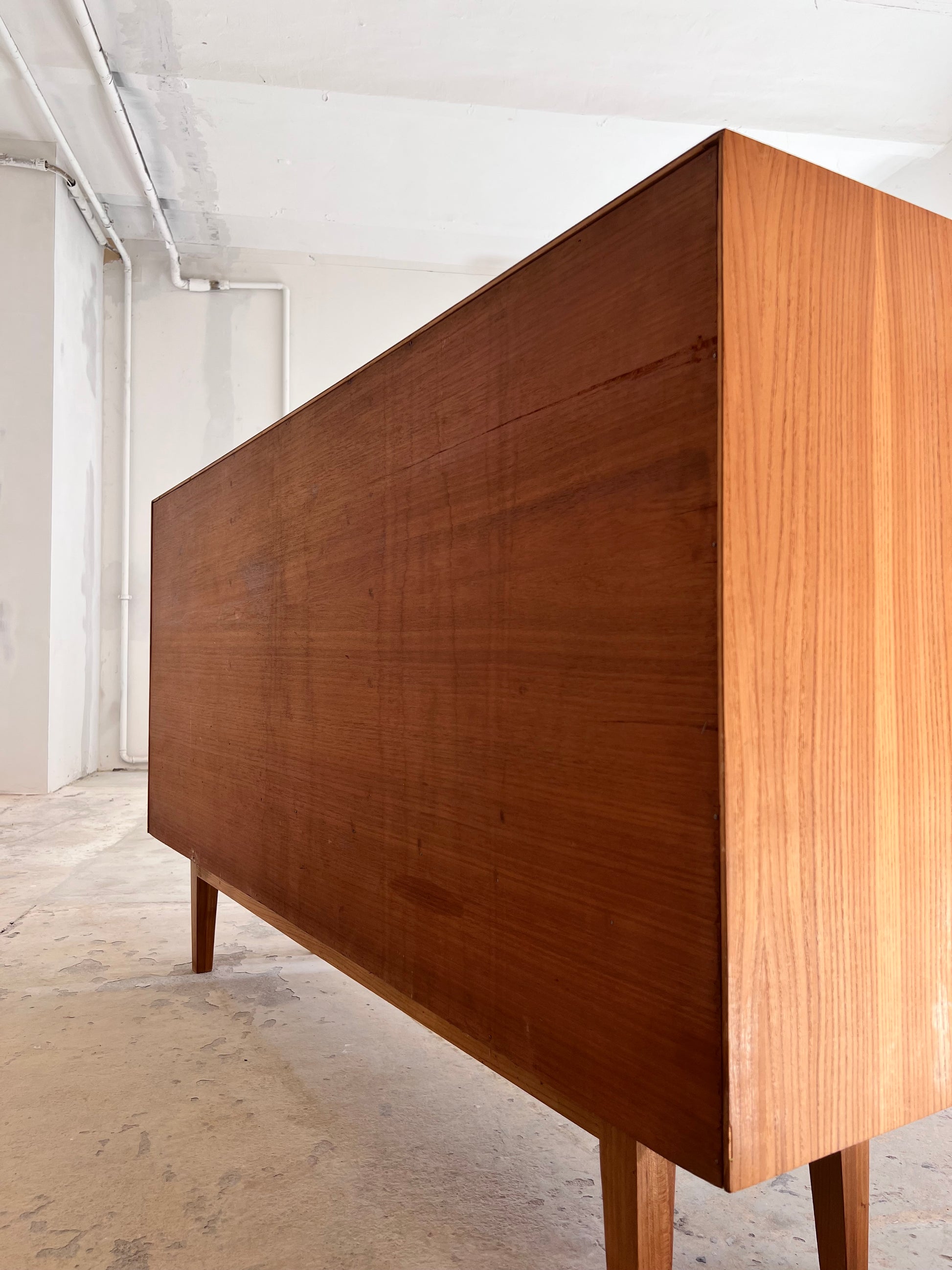 Sideboard Esche mit Schranktüren und Schubladen