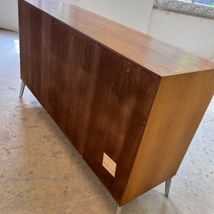 Regal Nussbaum mit neuen Chromfüßen