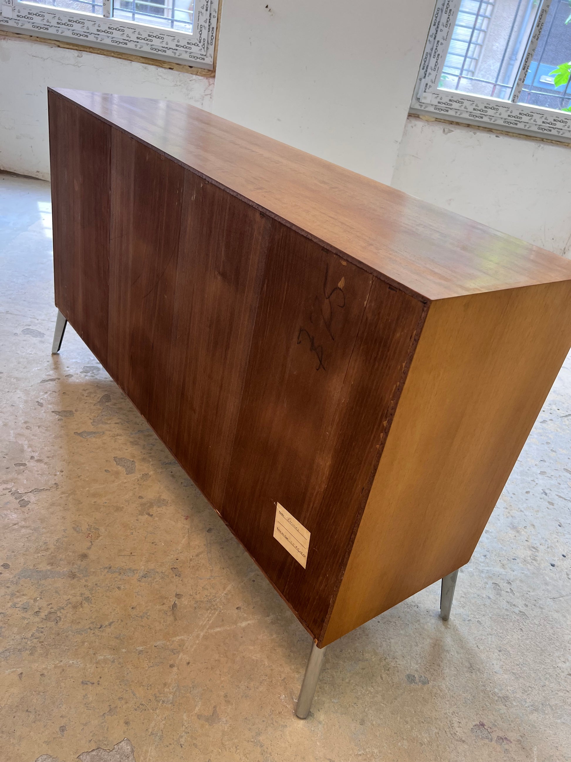 Regal Nussbaum mit neuen Chromfüßen