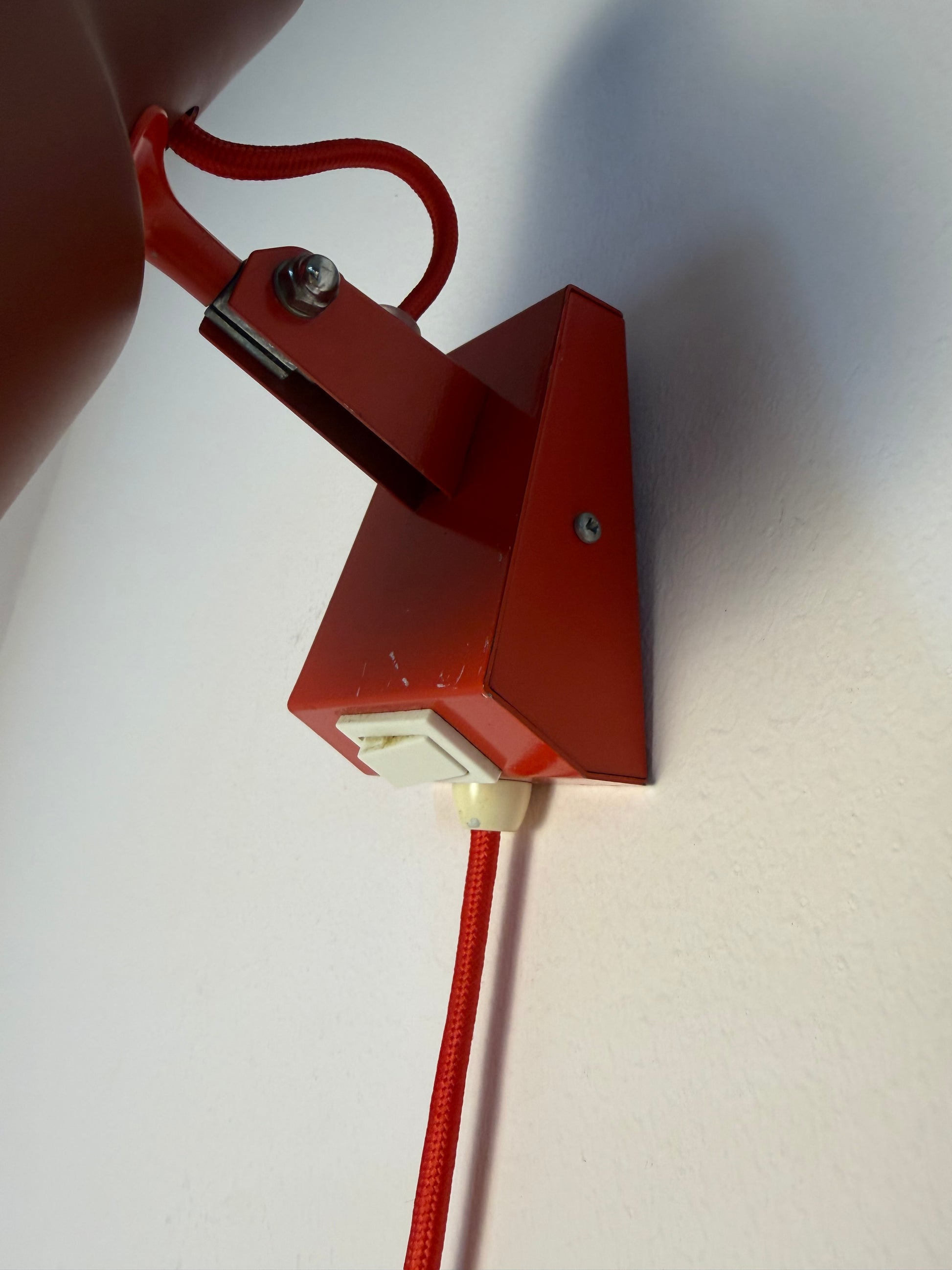 Wandlampe rot neu lackiert von Luxo