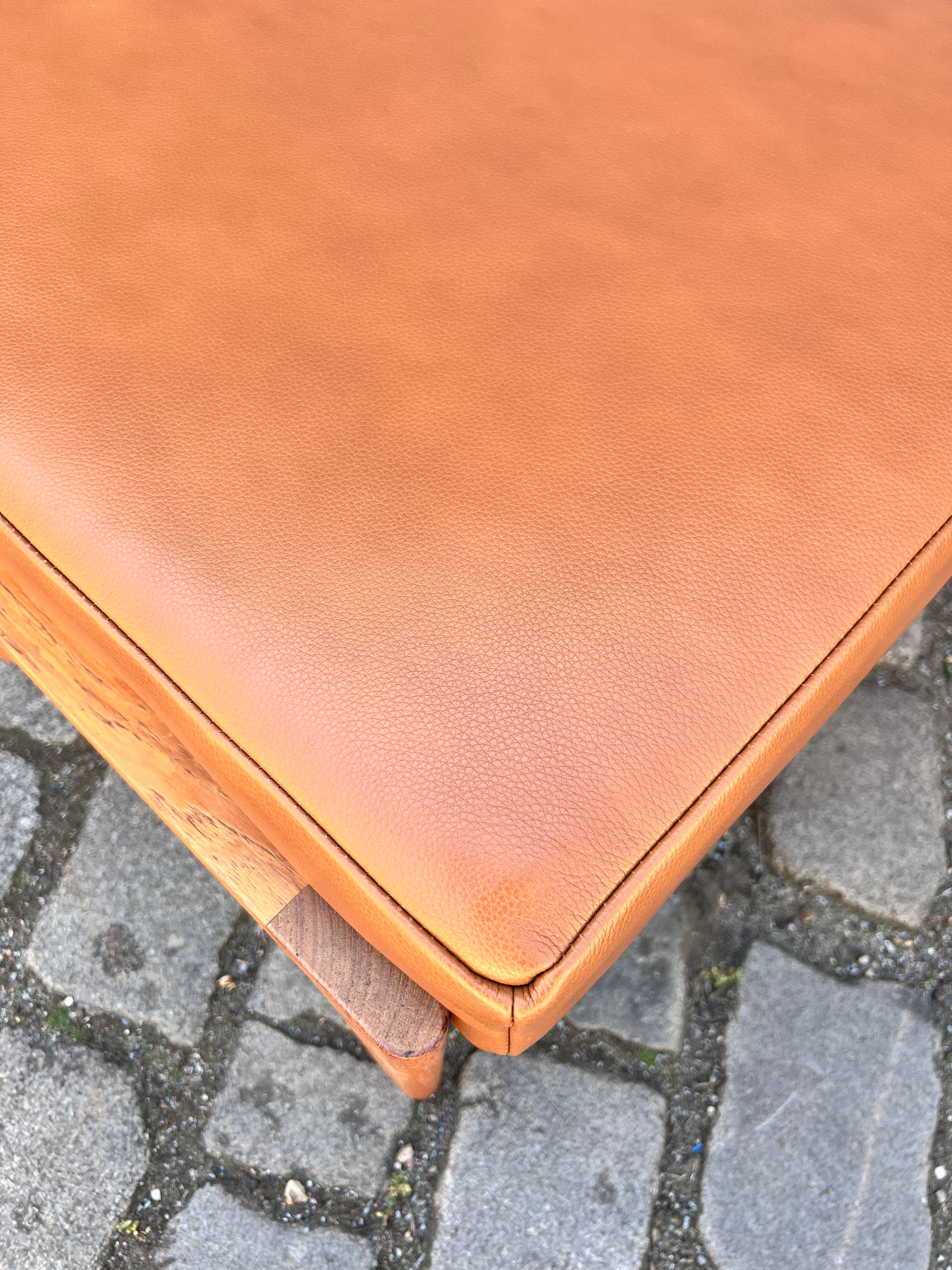 Hocker mit Lederkissen von Hans J. Wegner