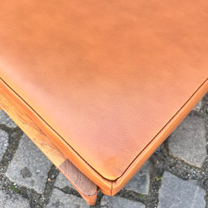 Hocker mit Lederkissen von Hans J. Wegner