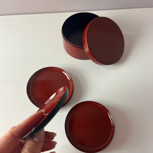 Set: 6x Untersetzer weinrot in Dose von Laurids Lønborg