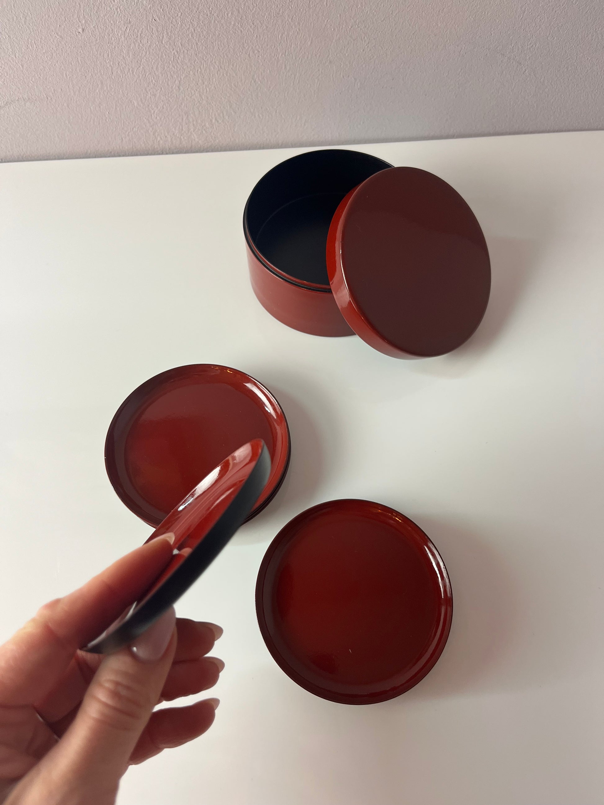 Set: 6x Untersetzer weinrot in Dose von Laurids Lønborg