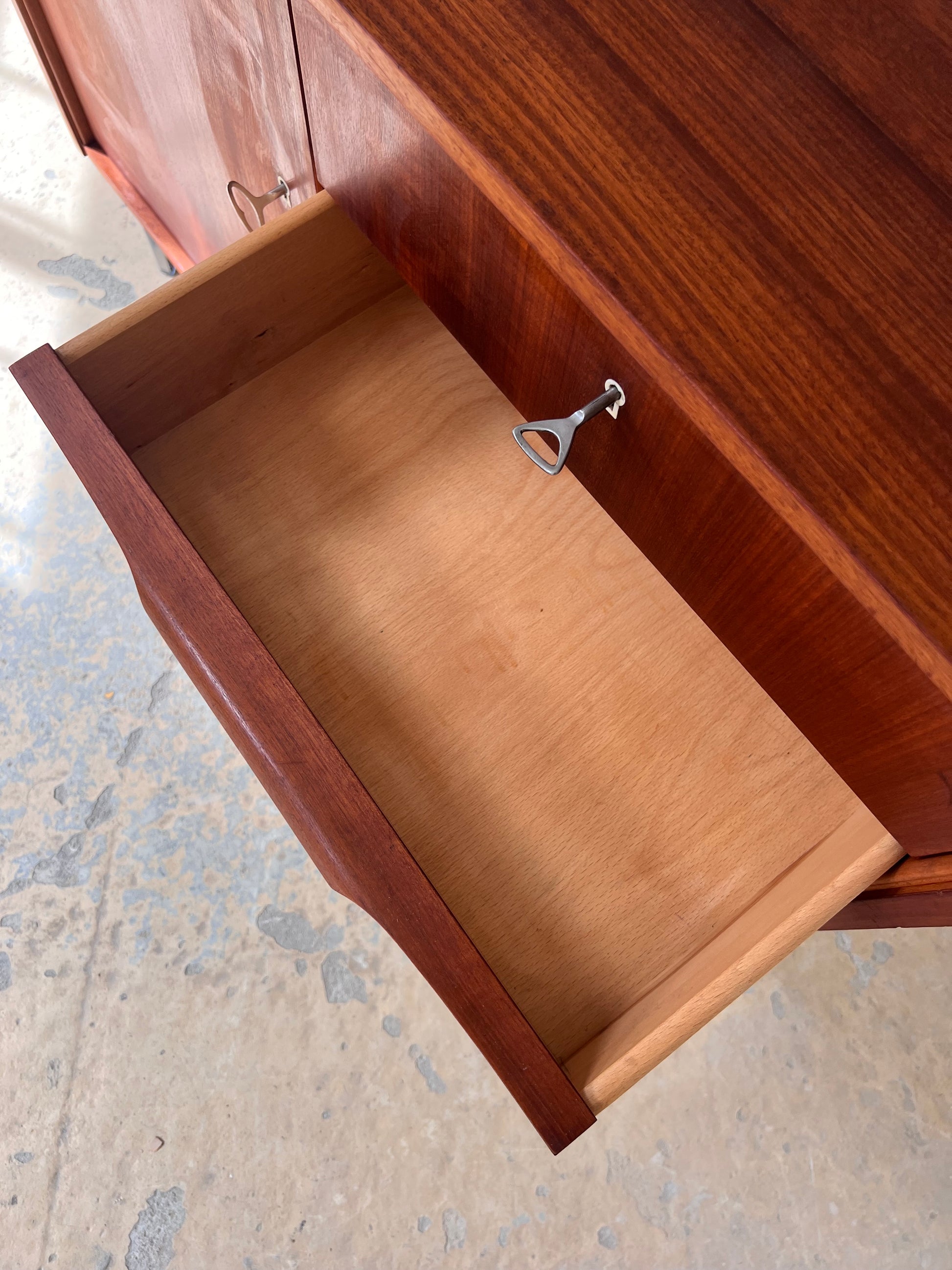 Kommode Teak mit neuen Chromfüßen von Werner Ortlepp