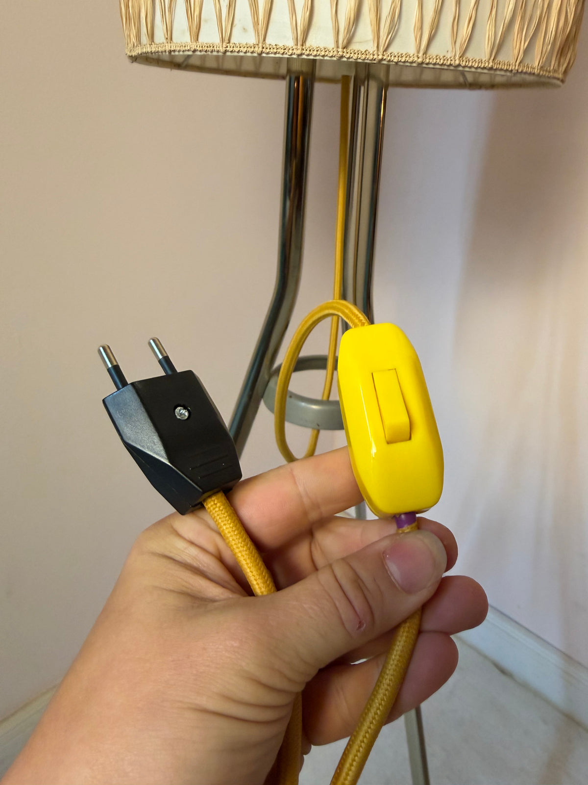 Stehlampe mit Bast-Strukturgeflecht & Chromgestell