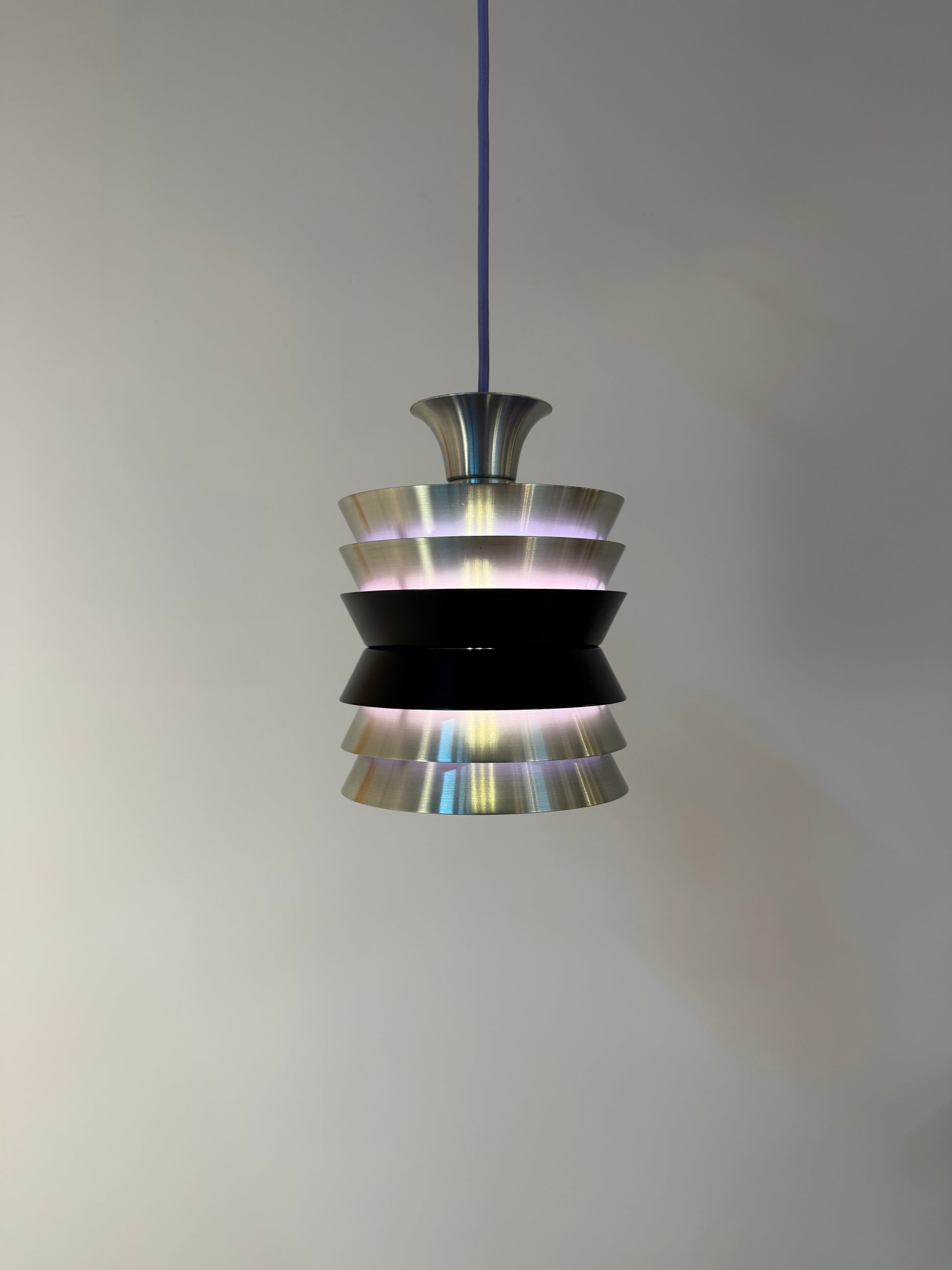 Lamellenlampe Trava silber schwarz lila von Carl Thore für Granhaga
