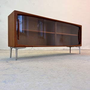 Sideboard Vitrine Teak mit Chromfüßen von Dyrlund