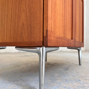 Kommode Teak mit neuen Chromfüßen von H. W. Klein für Bramin