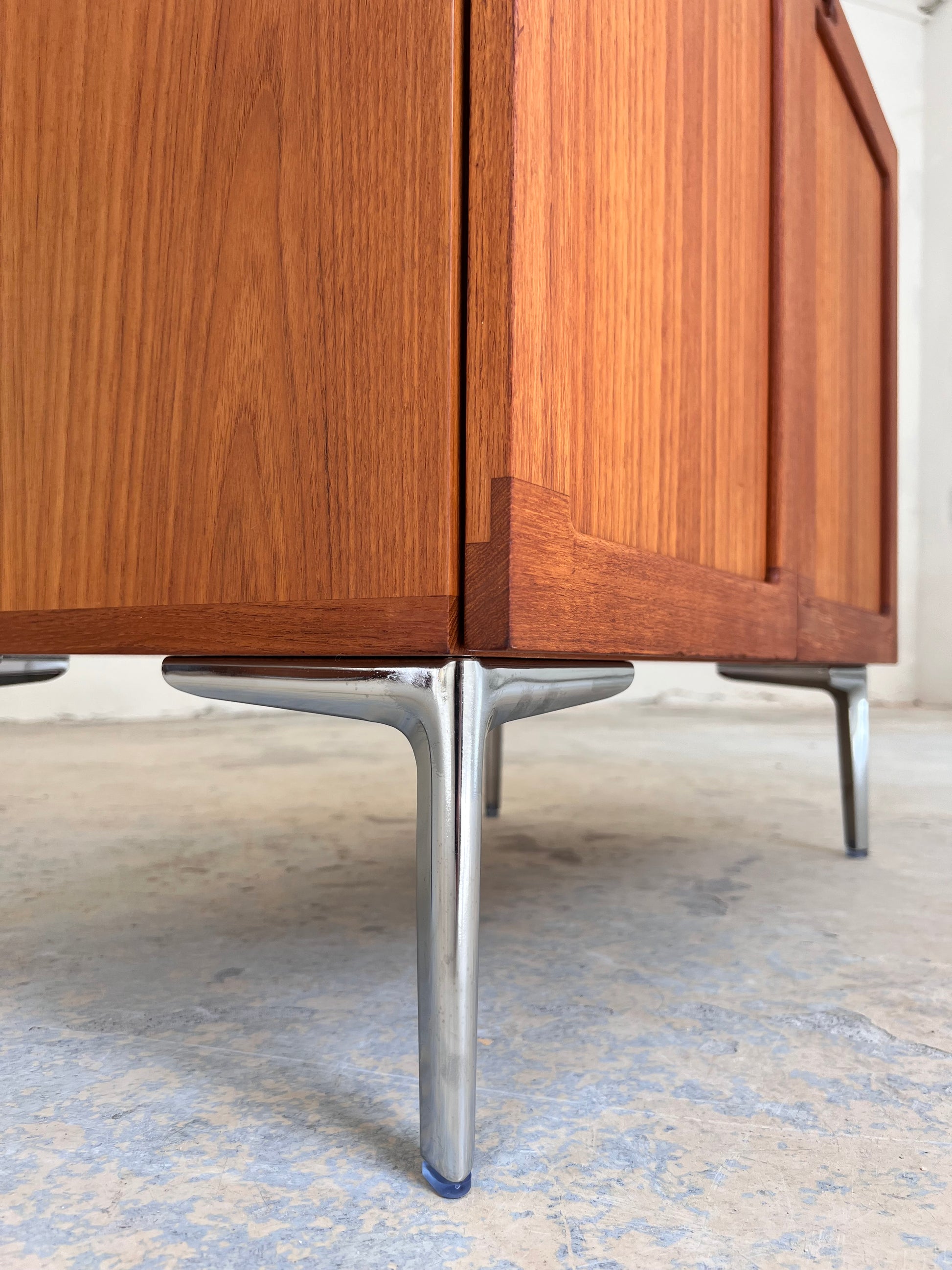Kommode Teak mit neuen Chromfüßen von H. W. Klein für Bramin
