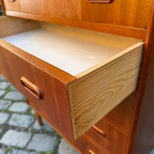 Kommode Teak mit Griffmulden & Schloss aus Dänemark