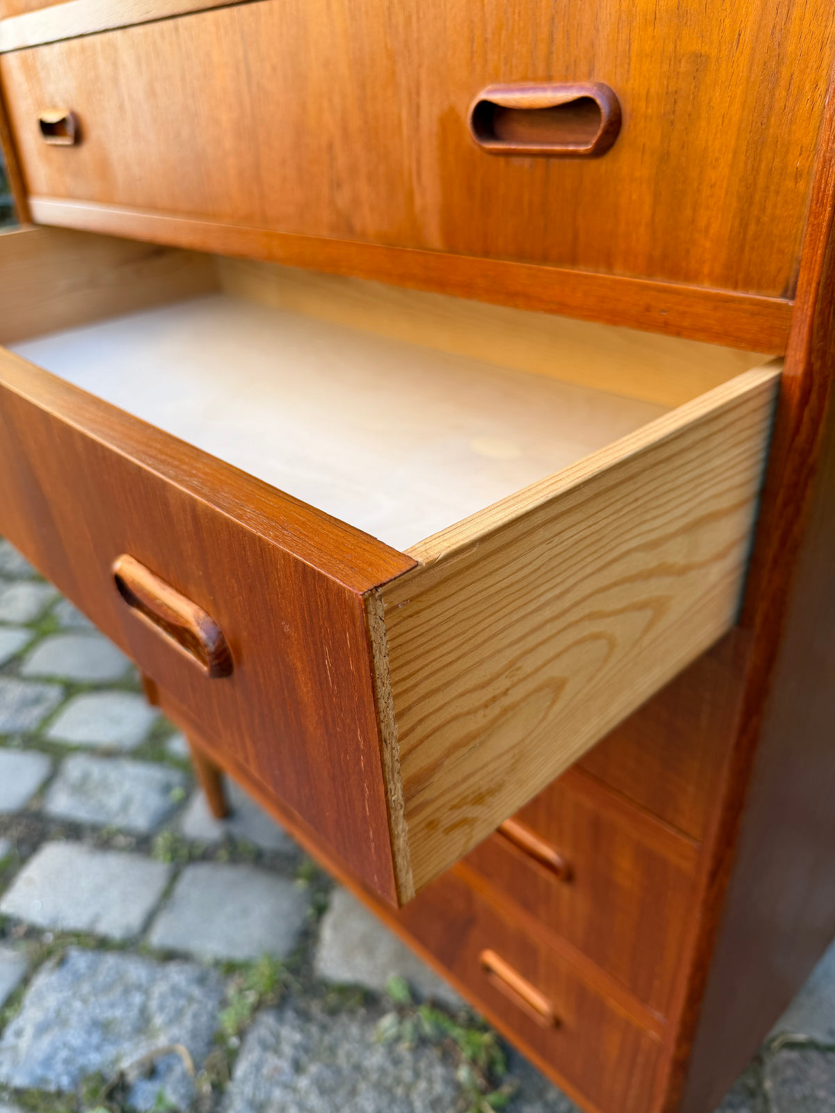 Kommode Teak mit Griffmulden & Schloss aus Dänemark