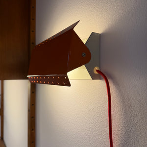 Wandlampe E.S. Horn orange mit beweglichen Visier