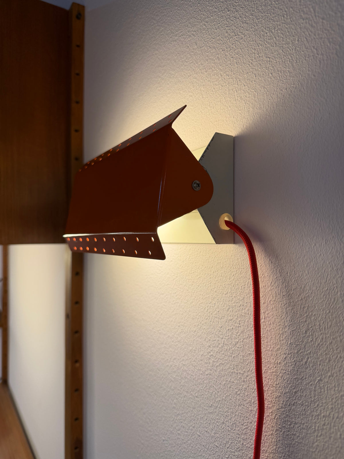 Wandlampe E.S. Horn orange mit beweglichen Visier