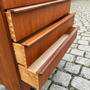 Kommode Teak mit durchgängigen Griffen