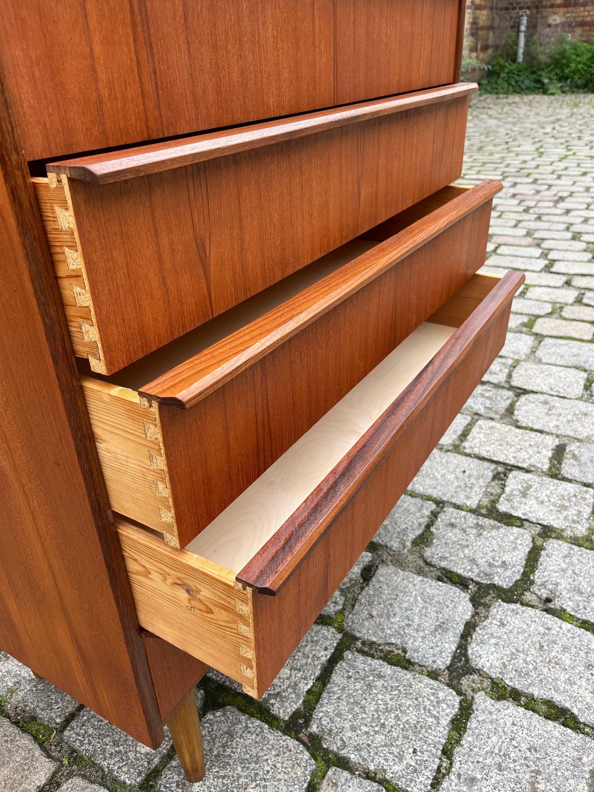 Kommode Teak mit durchgängigen Griffen
