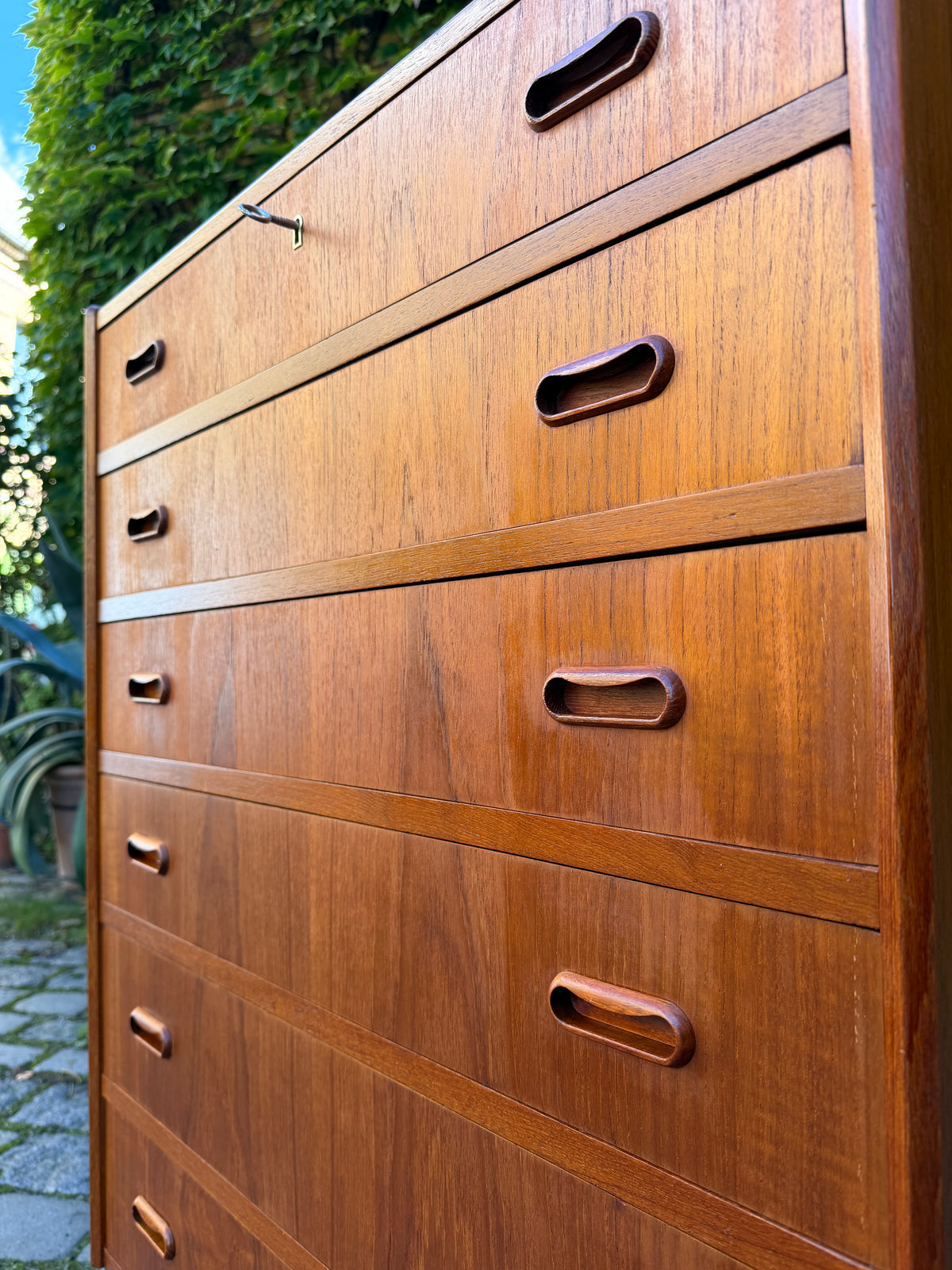 Kommode Teak mit Griffmulden & Schloss aus Dänemark