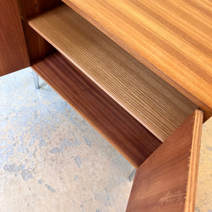 Schrank Esche mit neuen Chromfüßen