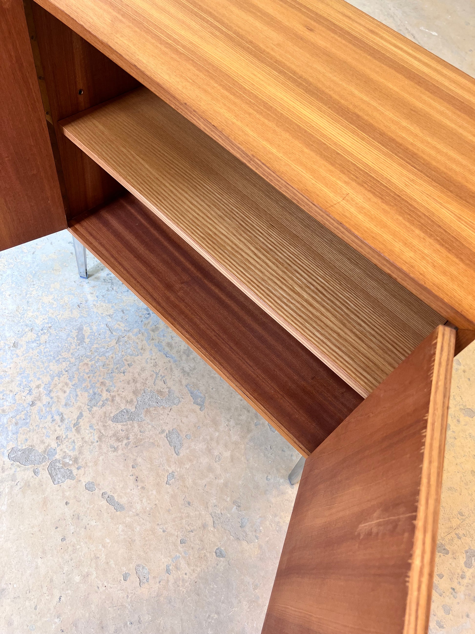 Schrank Esche mit neuen Chromfüßen