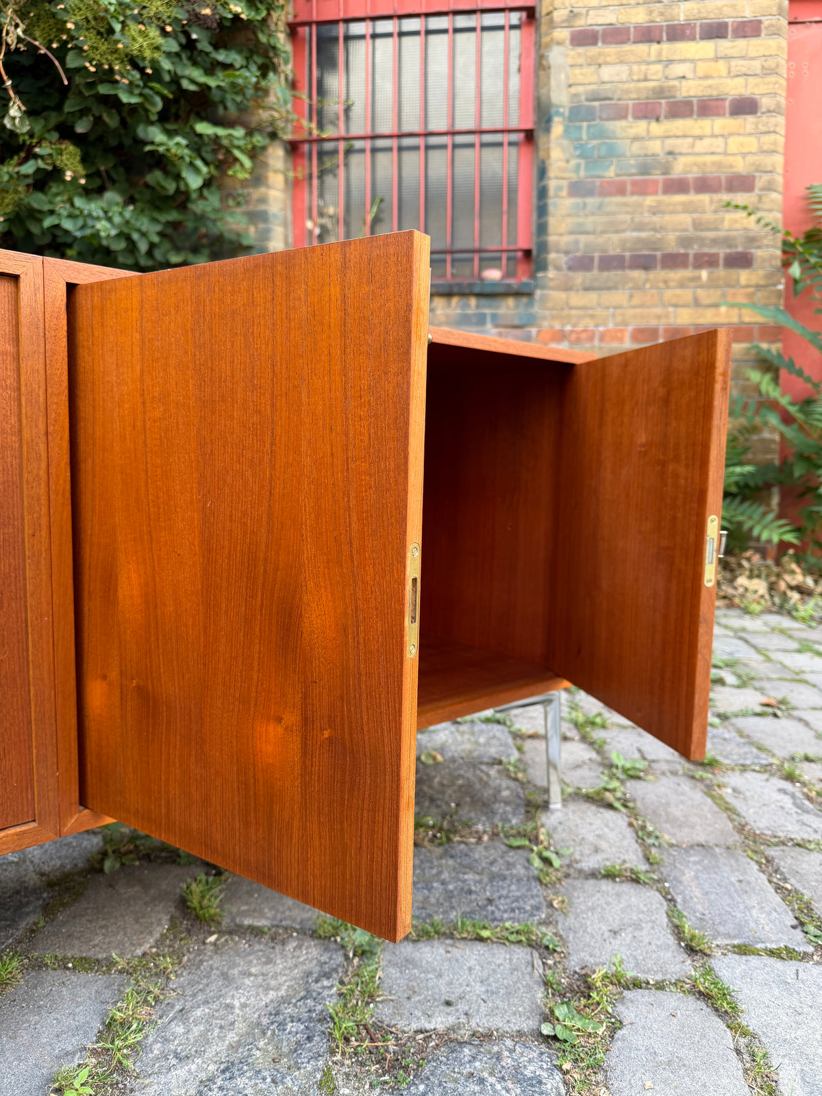 Sideboard Teak mit Flügeltüren & neuen Chromfüßen